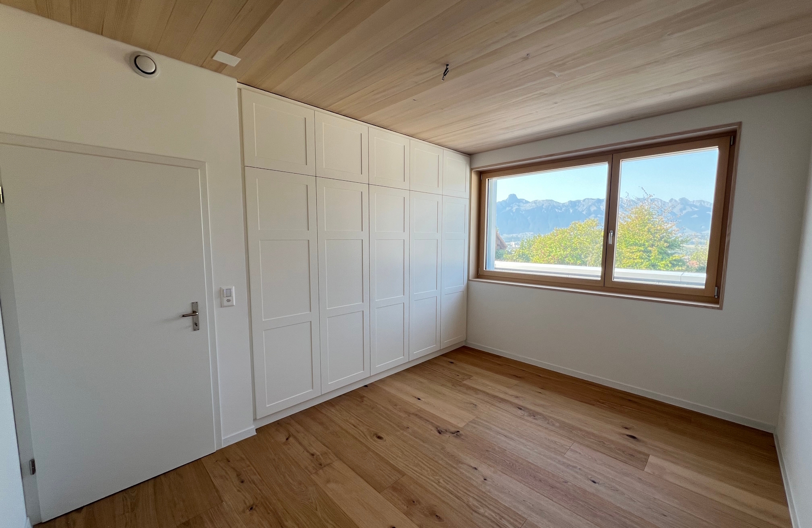 Zimmer mit Schrank